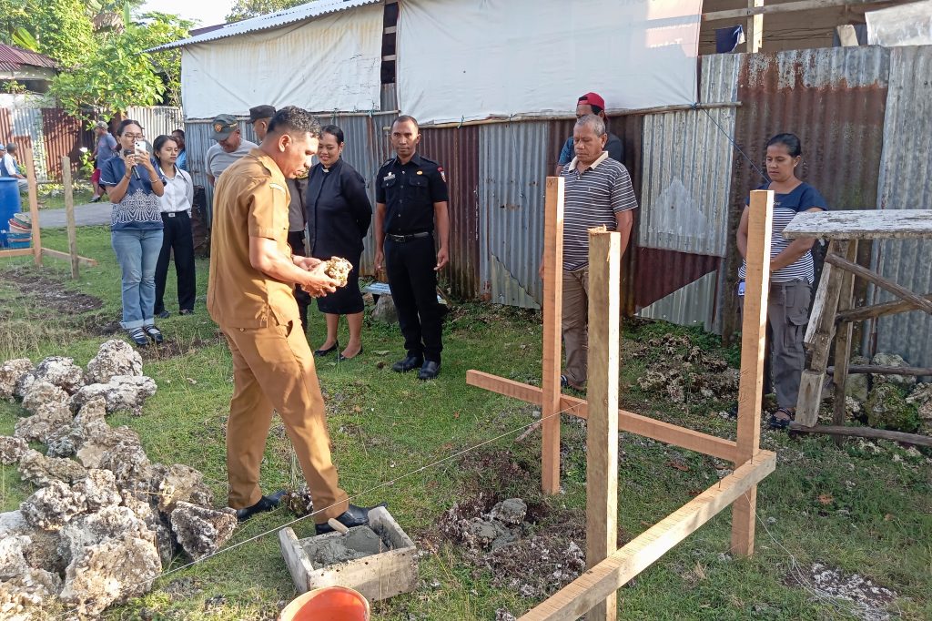 PROSESI PELETAKAN BATU PERTAMA PEMBANGUNAN POSYANDU NEGERI TIOUW img 20260721 074224 copy